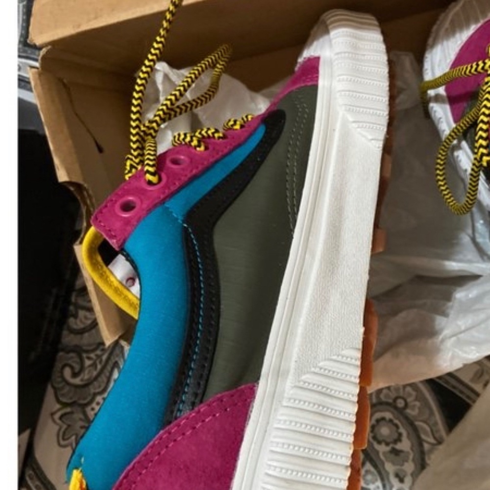 Vans - Picture 2 of 6